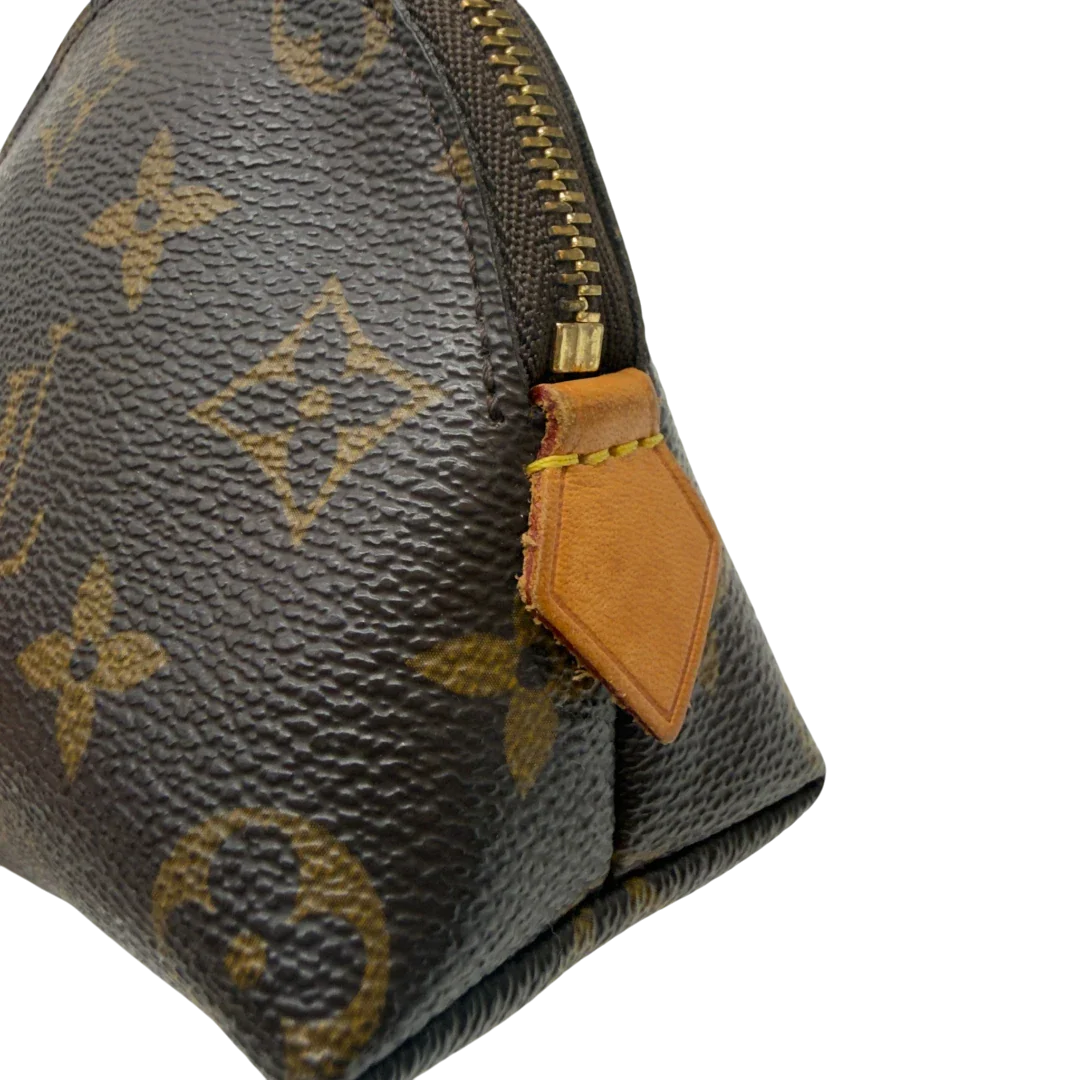 https://cdn.shopify.com/s/files/1/0564/9376/8855/files/Louis_Vuitton_Kosmetiktasche_Pouch_PM_monogram_braun_11.webp?v=1783512236