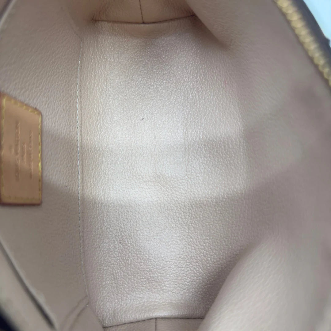 https://cdn.shopify.com/s/files/1/0564/9376/8855/files/Louis_Vuitton_Kosmetiktasche_Pouch_PM_monogram_braun_13.webp?v=1783512236