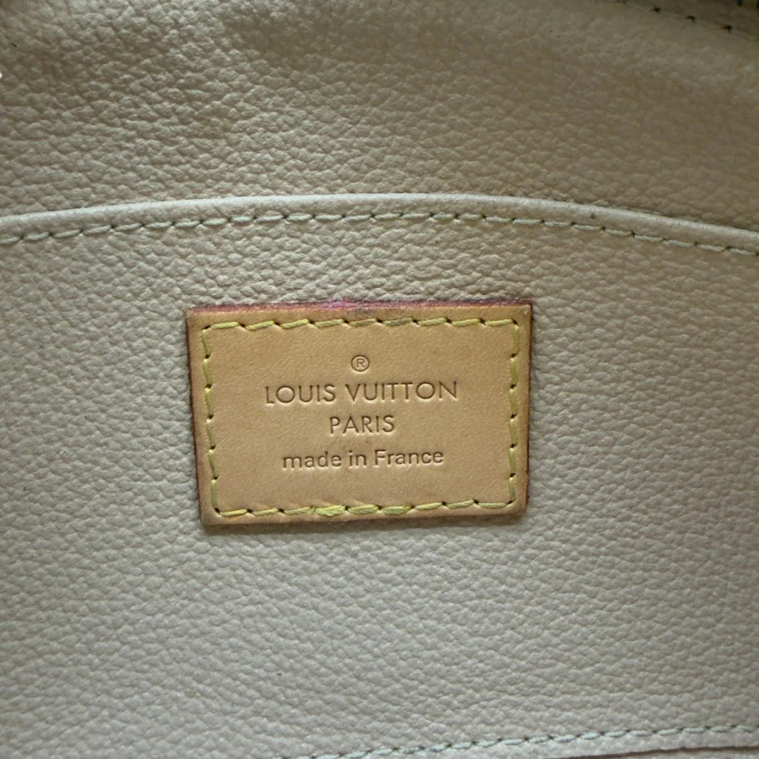 https://cdn.shopify.com/s/files/1/0564/9376/8855/files/Louis_Vuitton_Kosmetiktasche_Pouch_PM_monogram_braun_14.webp?v=1783512236