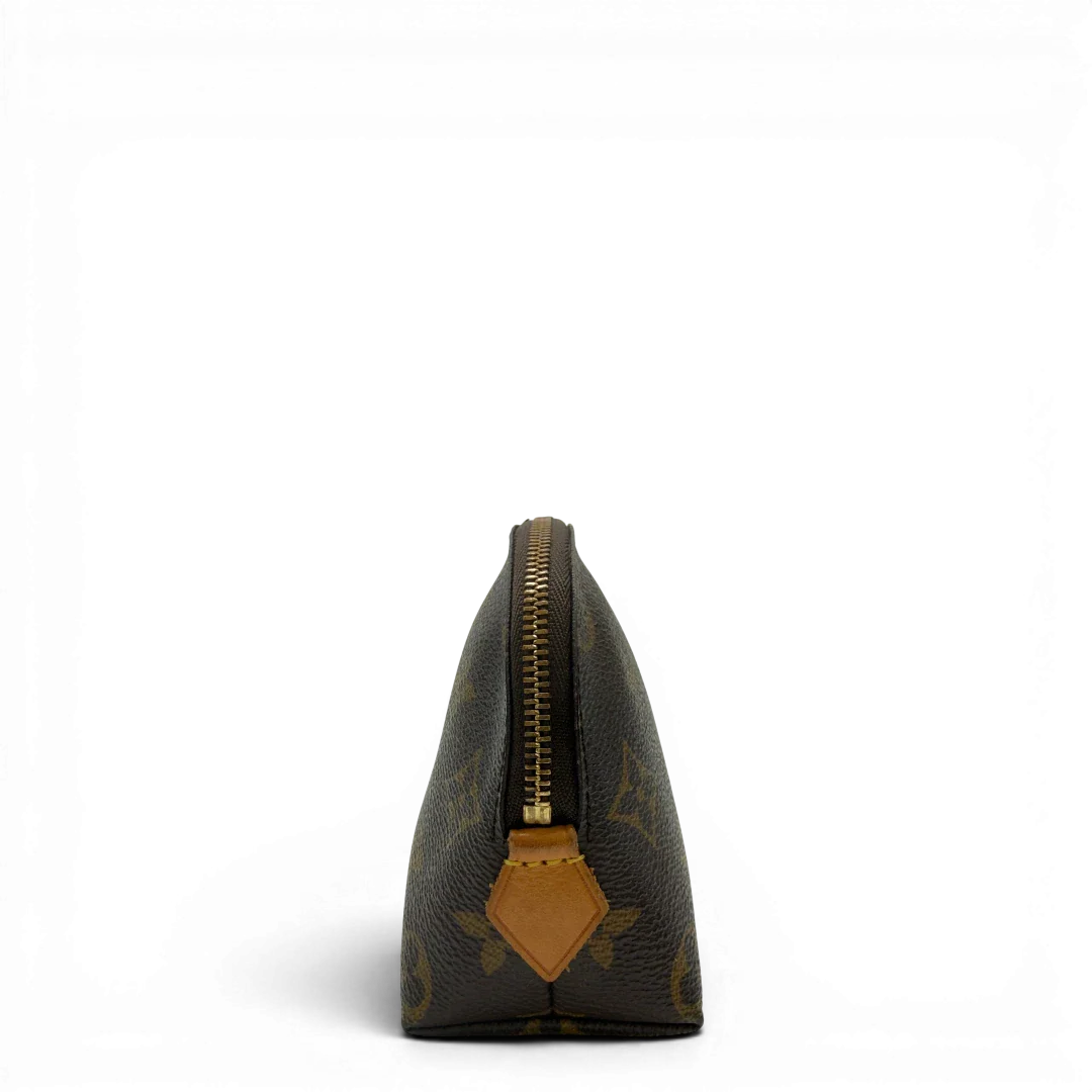 https://cdn.shopify.com/s/files/1/0564/9376/8855/files/Louis_Vuitton_Kosmetiktasche_Pouch_PM_monogram_braun_4.webp?v=1783512235