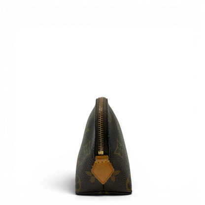 https://cdn.shopify.com/s/files/1/0564/9376/8855/files/Louis_Vuitton_Kosmetiktasche_Pouch_PM_monogram_braun_4.webp?v=1783512235