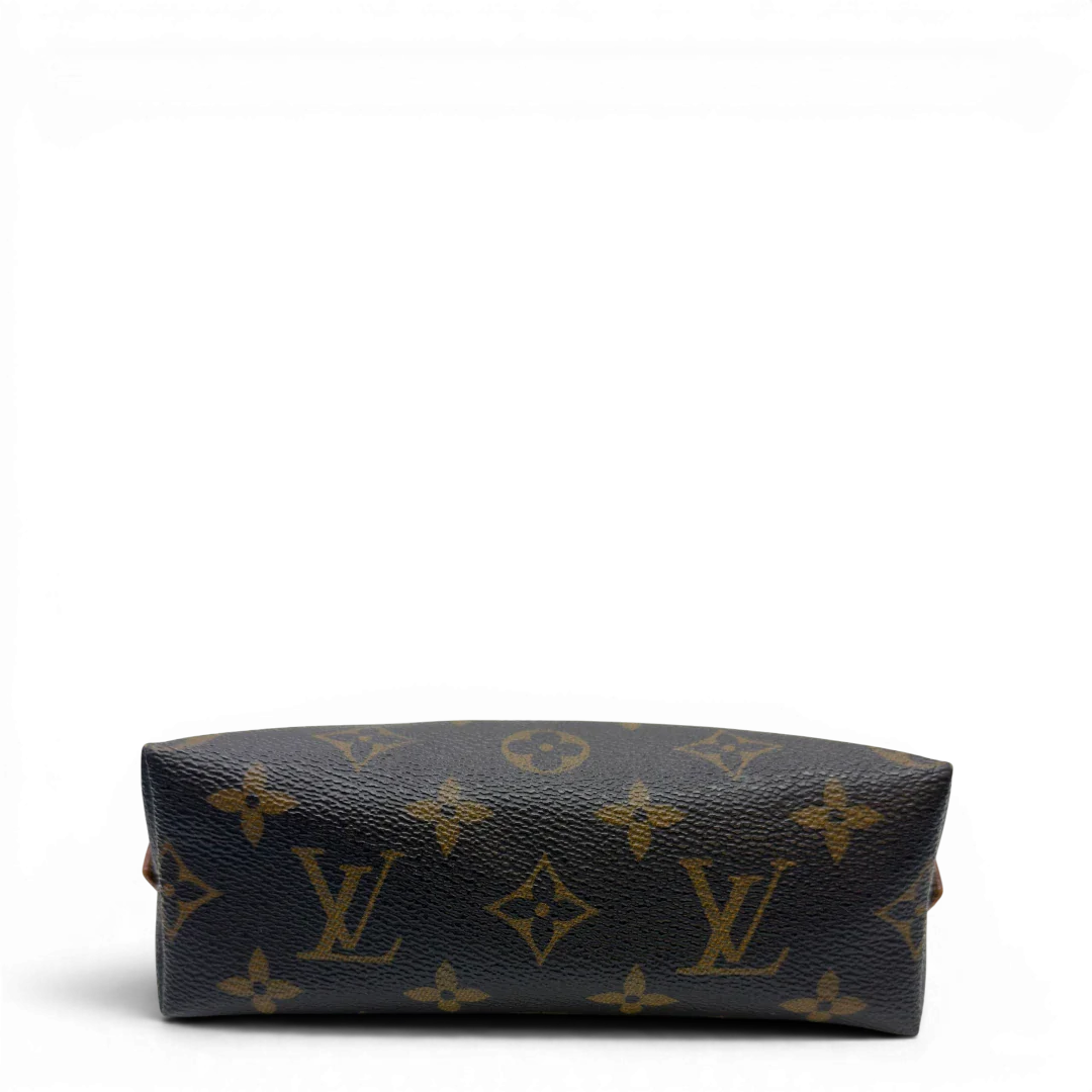 https://cdn.shopify.com/s/files/1/0564/9376/8855/files/Louis_Vuitton_Kosmetiktasche_Pouch_PM_monogram_braun_5.webp?v=1783512236