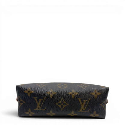 https://cdn.shopify.com/s/files/1/0564/9376/8855/files/Louis_Vuitton_Kosmetiktasche_Pouch_PM_monogram_braun_5.webp?v=1783512236
