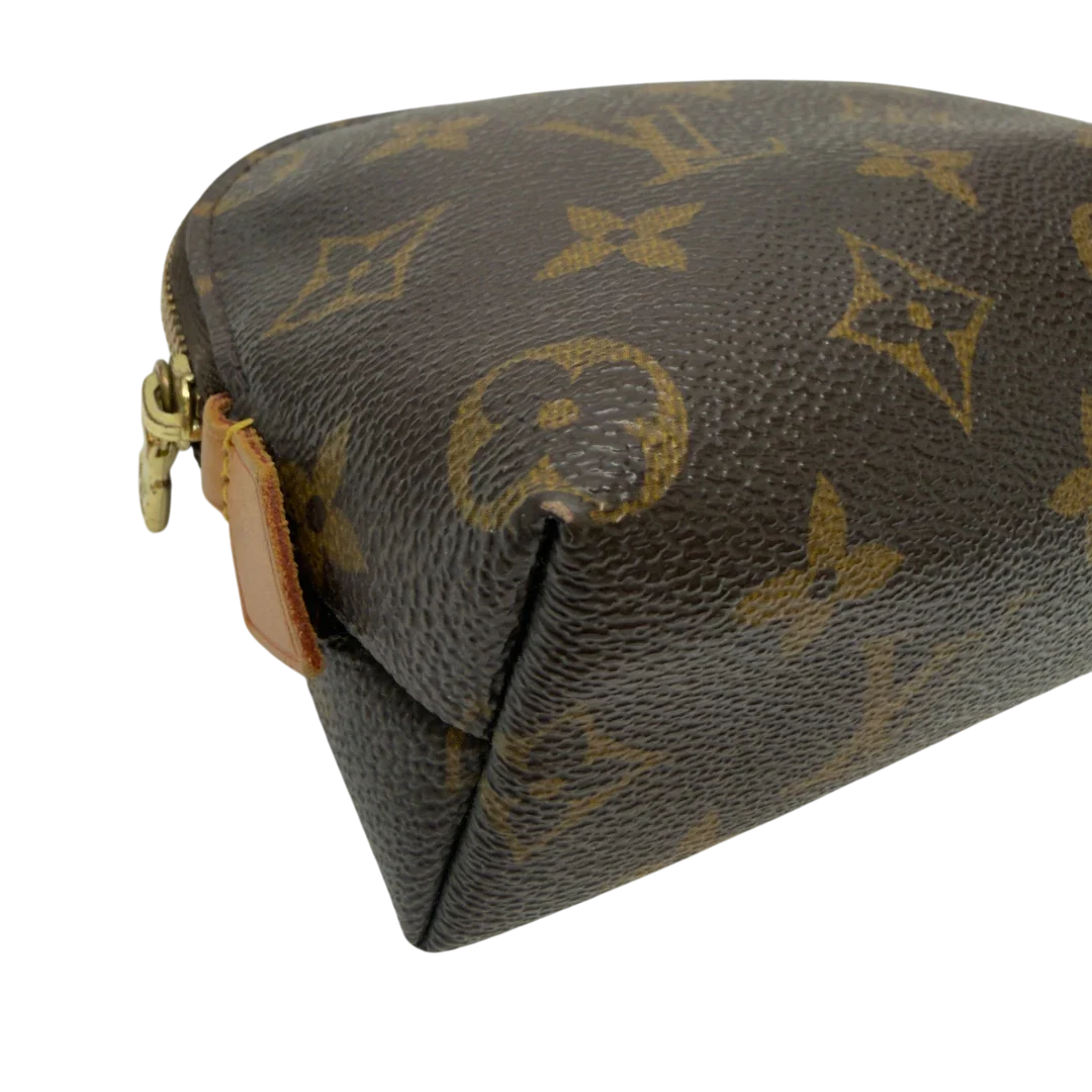 https://cdn.shopify.com/s/files/1/0564/9376/8855/files/Louis_Vuitton_Kosmetiktasche_Pouch_PM_monogram_braun_6.webp?v=1783512237