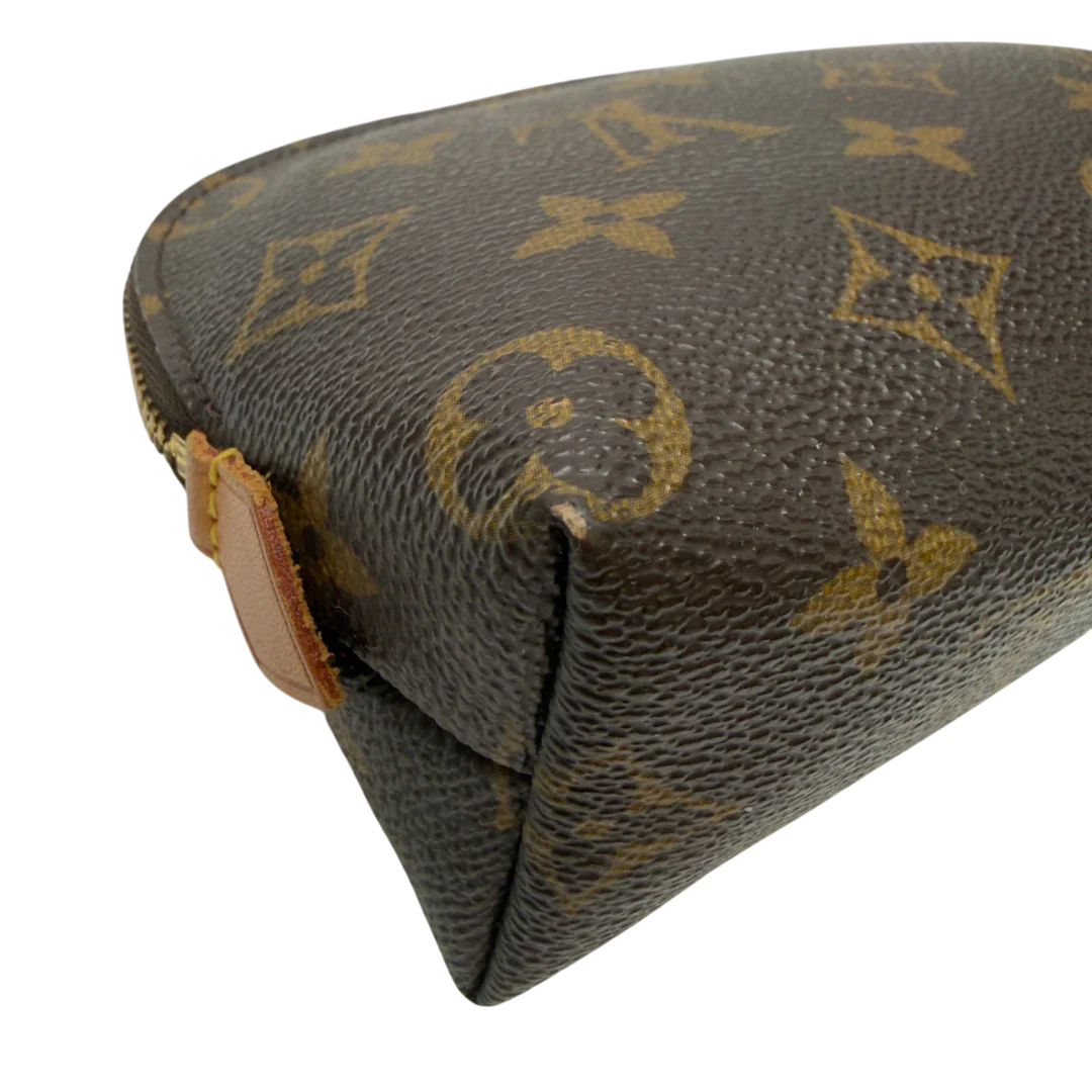 https://cdn.shopify.com/s/files/1/0564/9376/8855/files/Louis_Vuitton_Kosmetiktasche_Pouch_PM_monogram_braun_8.webp?v=1783512236