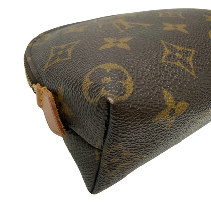 https://cdn.shopify.com/s/files/1/0564/9376/8855/files/Louis_Vuitton_Kosmetiktasche_Pouch_PM_monogram_braun_8.webp?v=1783512236
