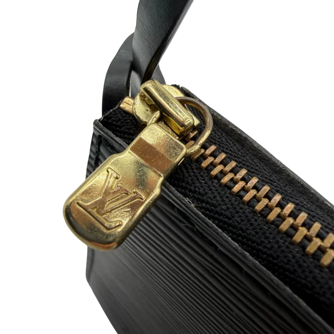 https://cdn.shopify.com/s/files/1/0564/9376/8855/files/Louis_Vuitton_Pochette_Accessoires_Epi_aus_Leder_schwarz_vintage_LV6555.webp?v=1778668892