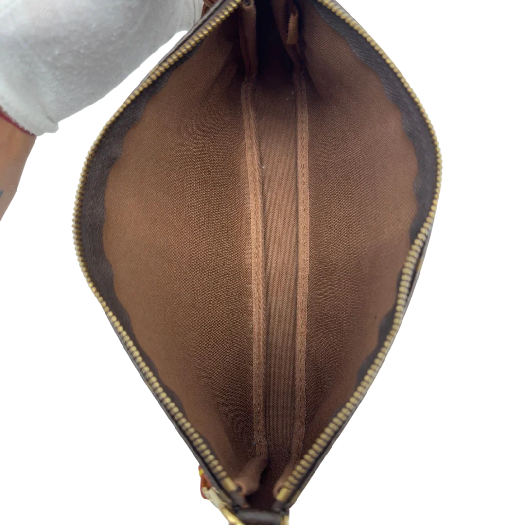 https://cdn.shopify.com/s/files/1/0564/9376/8855/files/Louis_Vuitton_Pochette_Accessoires_monogram_braun_vintage_LV7166.webp?v=1778680033