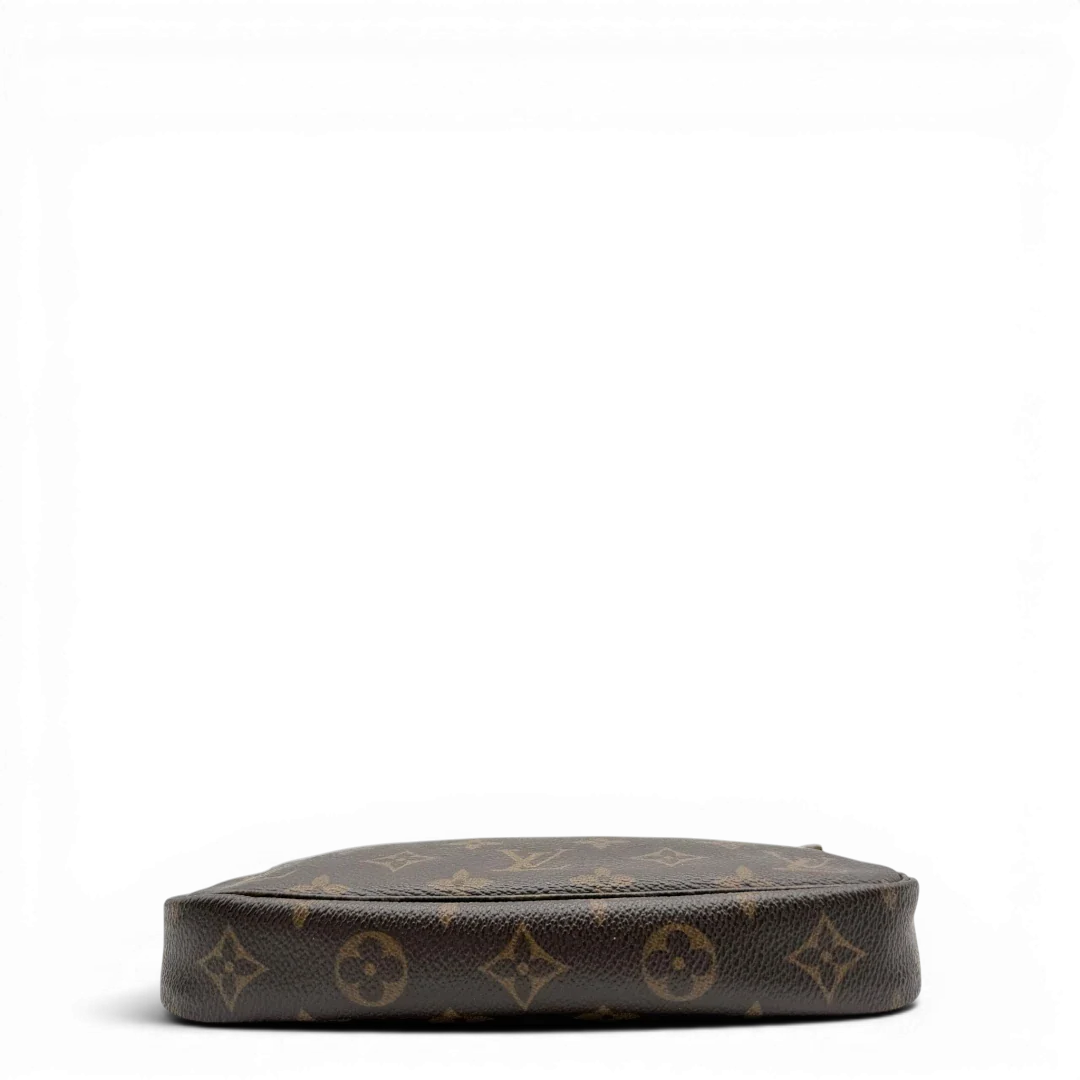https://cdn.shopify.com/s/files/1/0564/9376/8855/files/Louis_Vuitton_Pochette_Accessoires_monogram_braun_vintage_LV8529.webp?v=1781108264