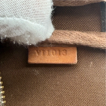 https://cdn.shopify.com/s/files/1/0564/9376/8855/files/Louis_Vuitton_Pochette_Accessoires_monogram_braun_vintage_LV8539.webp?v=1781108265