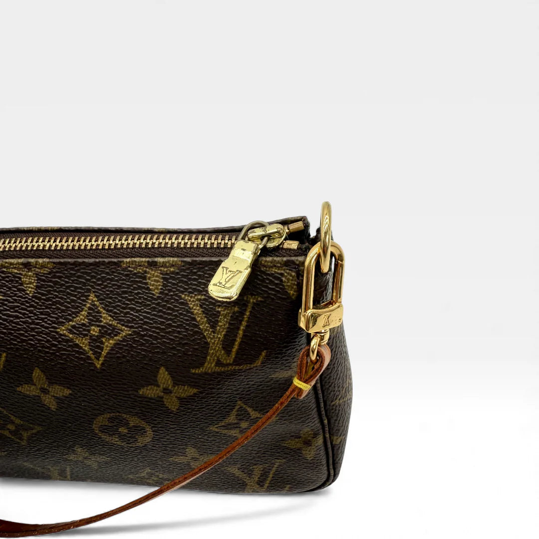 https://cdn.shopify.com/s/files/1/0564/9376/8855/files/Louis_Vuitton_Pochette_Accessoires_monogram_braun_vintage_LV_5138.webp?v=1765382732