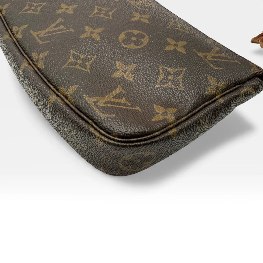 https://cdn.shopify.com/s/files/1/0564/9376/8855/files/Louis_Vuitton_Pochette_Accessoires_monogram_braun_vintage_LV_5730.webp?v=1765451302