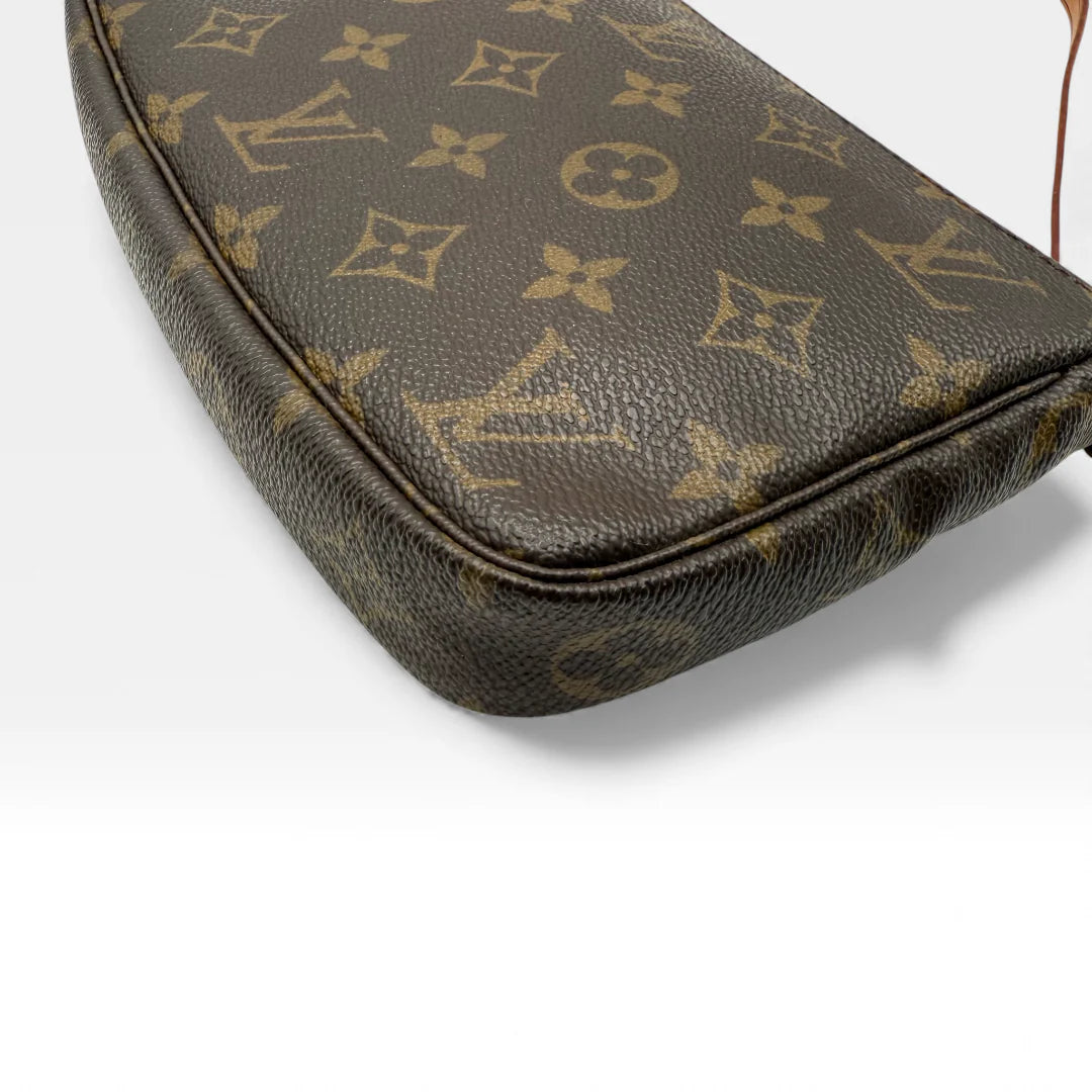 https://cdn.shopify.com/s/files/1/0564/9376/8855/files/Louis_Vuitton_Pochette_Accessoires_monogram_braun_vintage_LV_5732.webp?v=1765451301