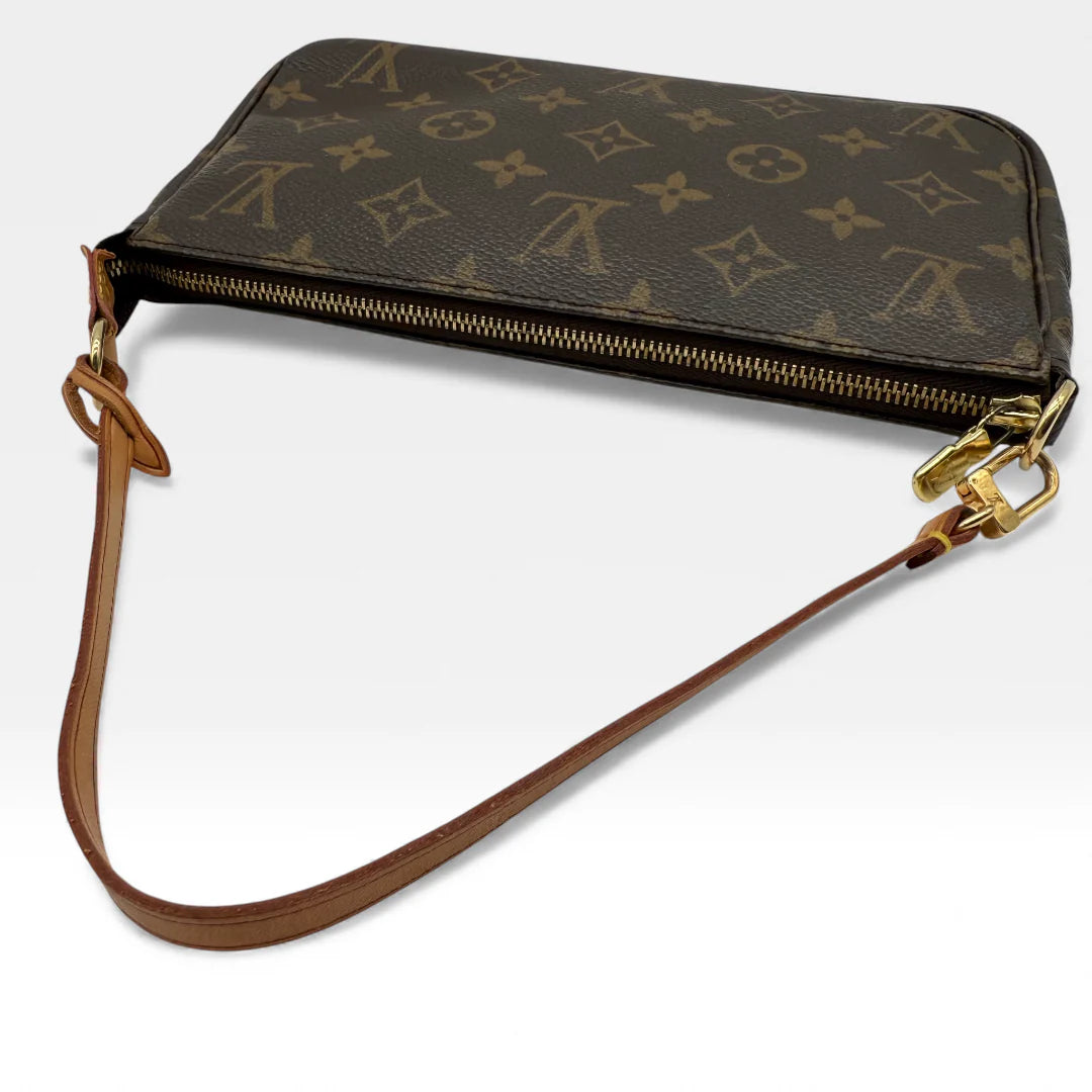 https://cdn.shopify.com/s/files/1/0564/9376/8855/files/Louis_Vuitton_Pochette_Accessoires_monogram_braun_vintage_LV_5734.webp?v=1765451301
