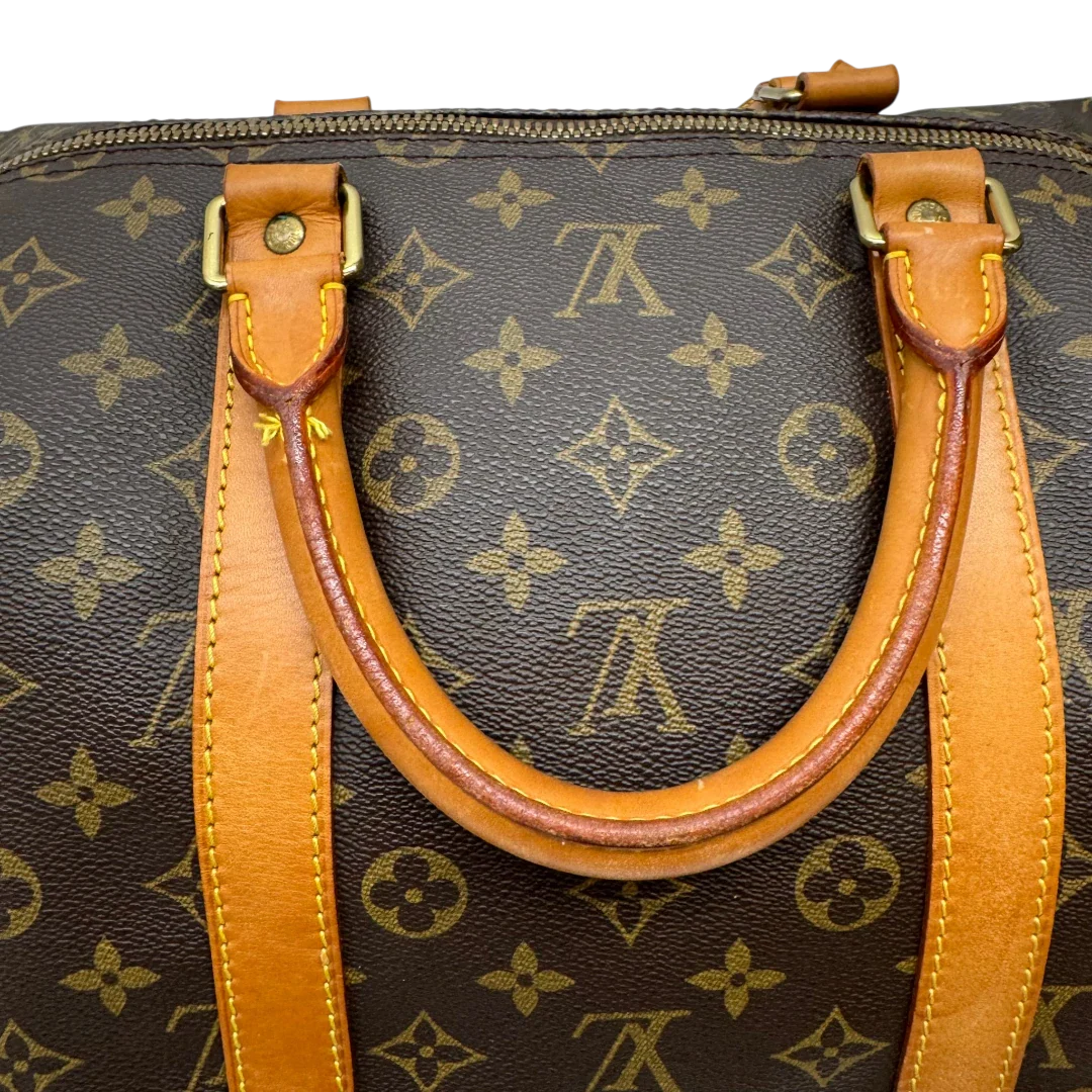 https://cdn.shopify.com/s/files/1/0564/9376/8855/files/Louis_Vuitton_Reisetasche_Keepall_55_Bandouliere_monogram_braun_13.webp?v=1783515514