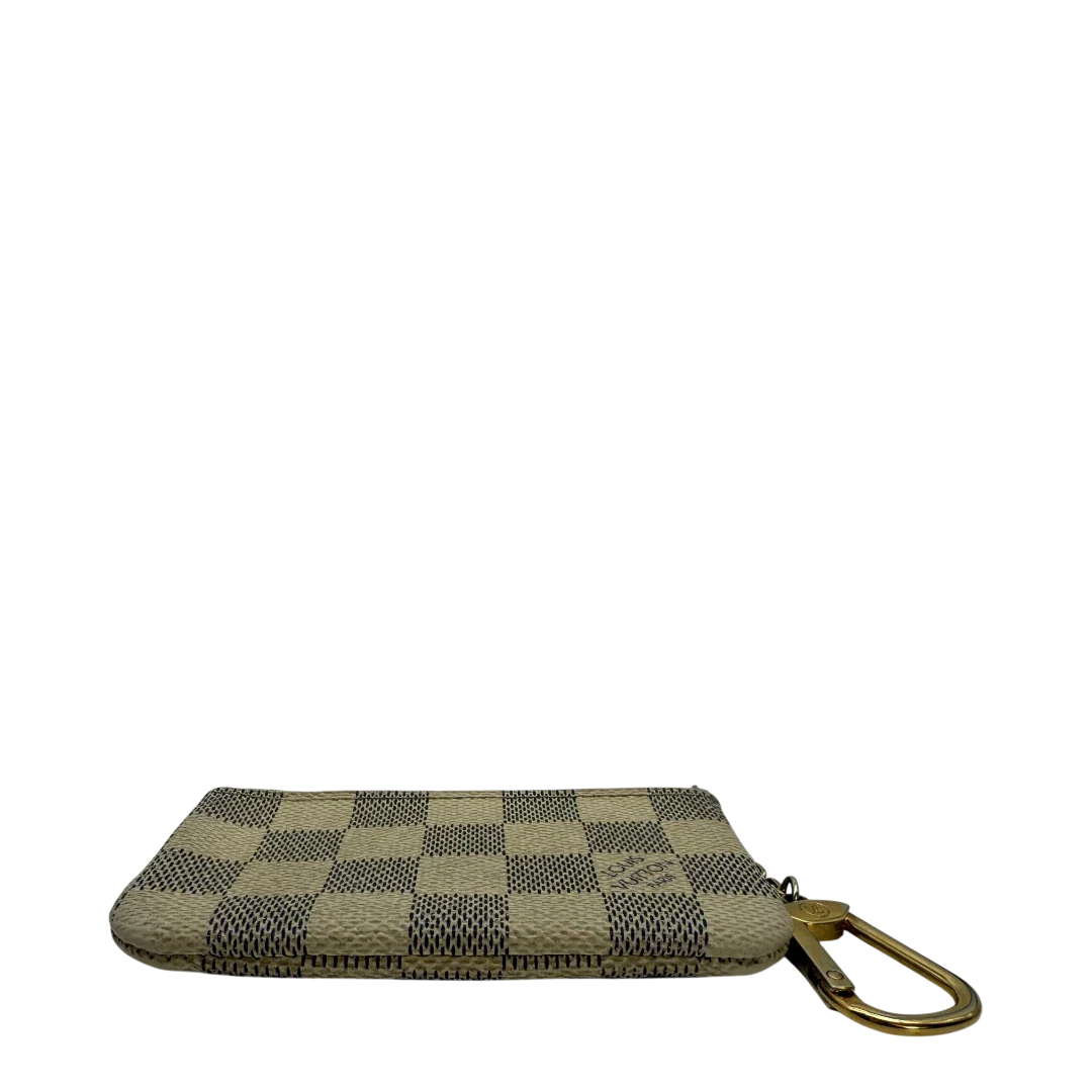 https://cdn.shopify.com/s/files/1/0564/9376/8855/files/Louis_Vuitton_Schlusseletui_Cle_Damier_Azur_weiss_vintage_LV3510.webp?v=1774434802