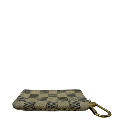 https://cdn.shopify.com/s/files/1/0564/9376/8855/files/Louis_Vuitton_Schlusseletui_Cle_Damier_Azur_weiss_vintage_LV3510.webp?v=1774434802