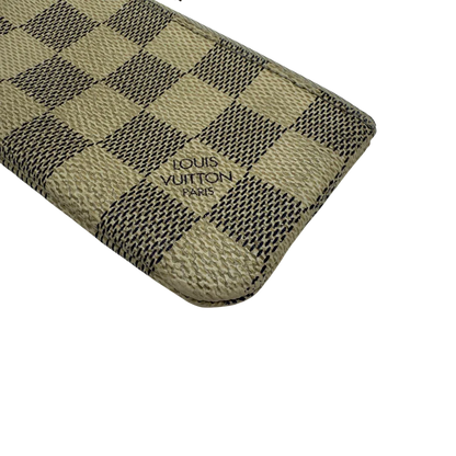 https://cdn.shopify.com/s/files/1/0564/9376/8855/files/Louis_Vuitton_Schlusseletui_Cle_Damier_Azur_weiss_vintage_LV3513.webp?v=1774434802