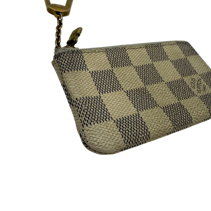 https://cdn.shopify.com/s/files/1/0564/9376/8855/files/Louis_Vuitton_Schlusseletui_Cle_Damier_Azur_weiss_vintage_LV3514.webp?v=1774434802