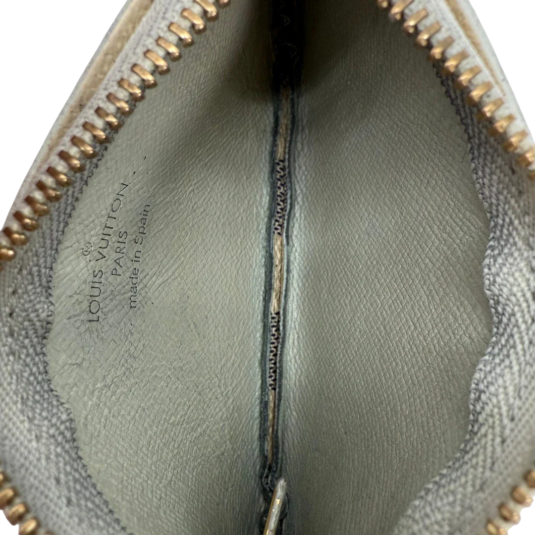 https://cdn.shopify.com/s/files/1/0564/9376/8855/files/Louis_Vuitton_Schlusseletui_Cle_Damier_Azur_weiss_vintage_LV3515.webp?v=1774434803
