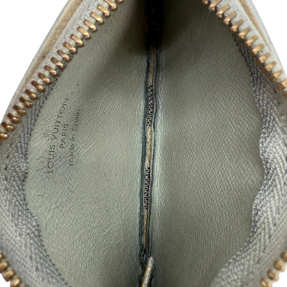 https://cdn.shopify.com/s/files/1/0564/9376/8855/files/Louis_Vuitton_Schlusseletui_Cle_Damier_Azur_weiss_vintage_LV3515.webp?v=1774434803