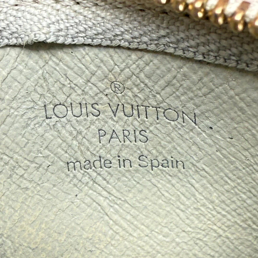 https://cdn.shopify.com/s/files/1/0564/9376/8855/files/Louis_Vuitton_Schlusseletui_Cle_Damier_Azur_weiss_vintage_LV3516.webp?v=1774434803