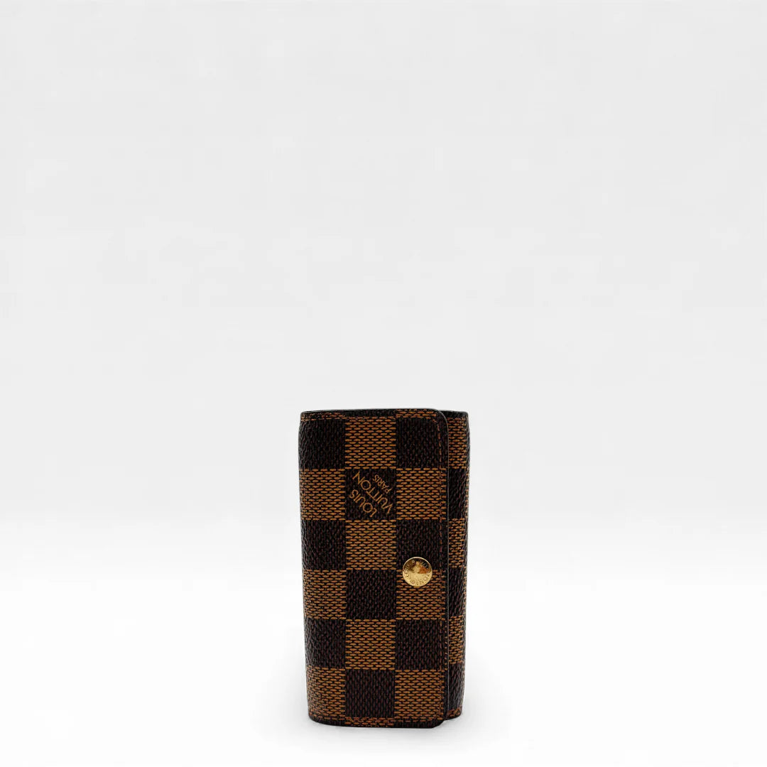 https://cdn.shopify.com/s/files/1/0564/9376/8855/files/Louis_Vuitton_Schlusseletui_Multicle_Damier_Ebene_braun_vintage_LV_6407.webp?v=1766057793