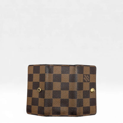 https://cdn.shopify.com/s/files/1/0564/9376/8855/files/Louis_Vuitton_Schlusseletui_Multicle_Damier_Ebene_braun_vintage_LV_6413.webp?v=1766057837