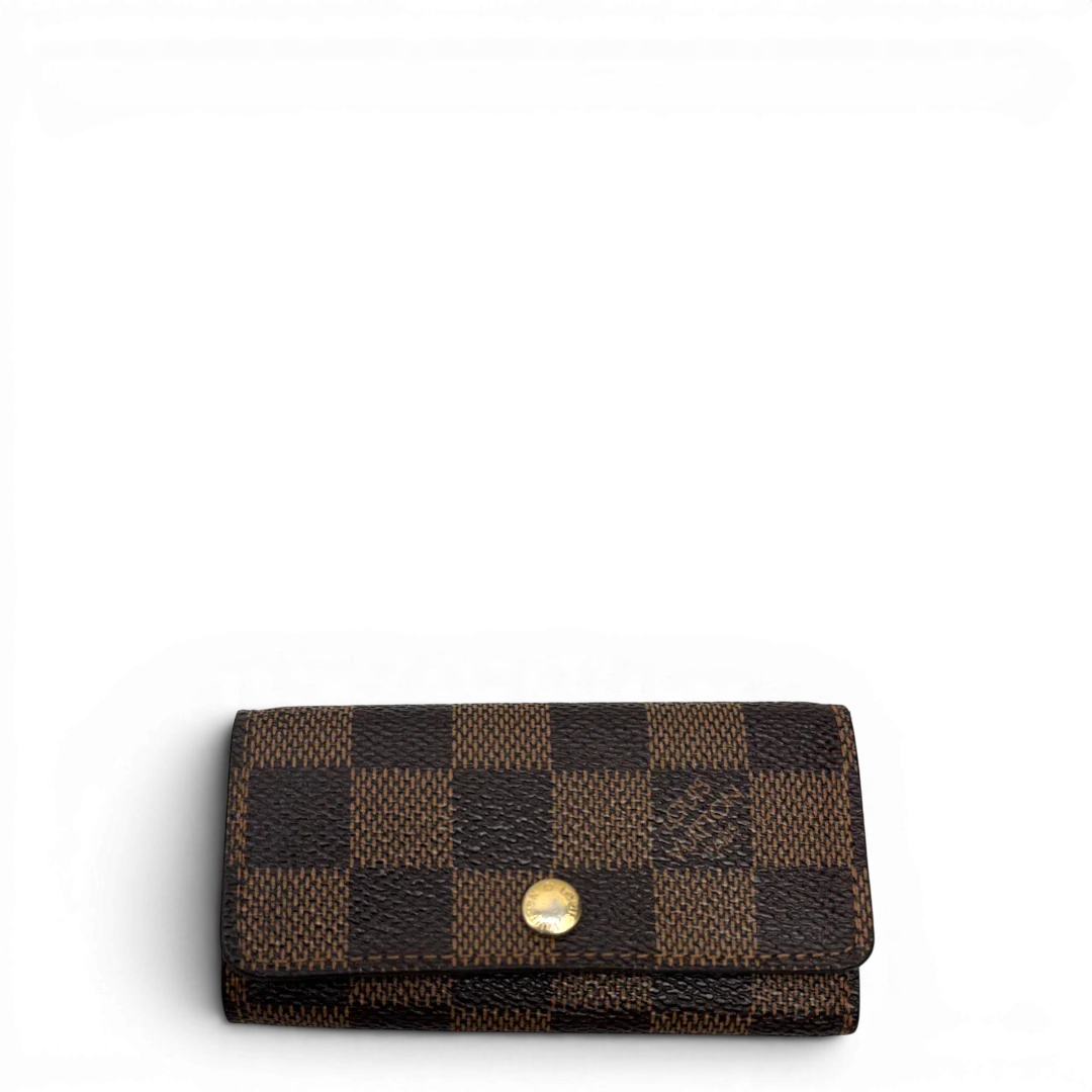 https://cdn.shopify.com/s/files/1/0564/9376/8855/files/Louis_Vuitton_Schlusseletui_Multicles_Damier_Ebene_braun_1.webp?v=1784270877