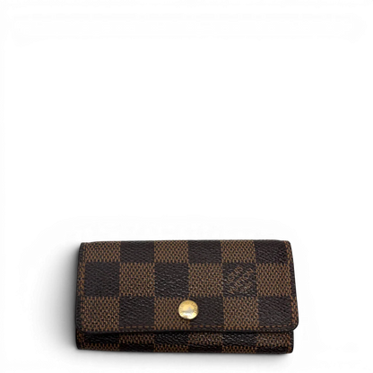 https://cdn.shopify.com/s/files/1/0564/9376/8855/files/Louis_Vuitton_Schlusseletui_Multicles_Damier_Ebene_braun_1.webp?v=1784270877