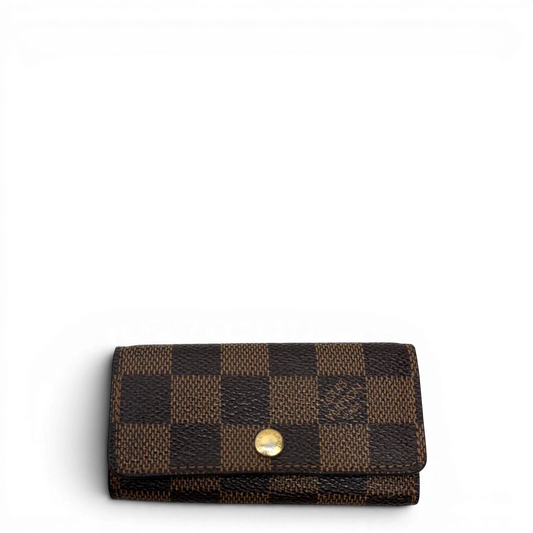 https://cdn.shopify.com/s/files/1/0564/9376/8855/files/Louis_Vuitton_Schlusseletui_Multicles_Damier_Ebene_braun_1.webp?v=1784270877