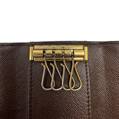 https://cdn.shopify.com/s/files/1/0564/9376/8855/files/Louis_Vuitton_Schlusseletui_Multicles_Damier_Ebene_braun_10.webp?v=1784270877