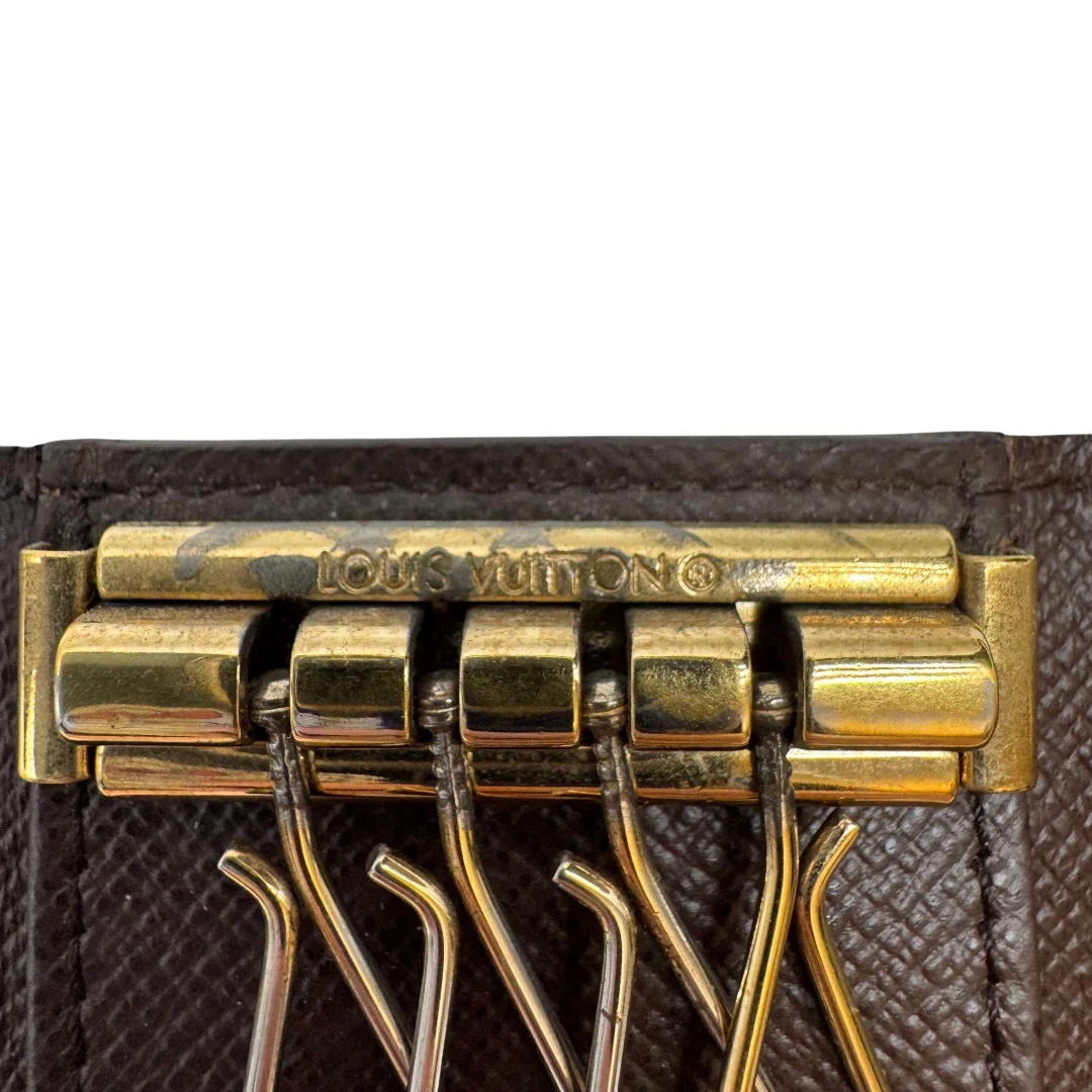 https://cdn.shopify.com/s/files/1/0564/9376/8855/files/Louis_Vuitton_Schlusseletui_Multicles_Damier_Ebene_braun_11.webp?v=1784270877