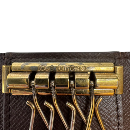 https://cdn.shopify.com/s/files/1/0564/9376/8855/files/Louis_Vuitton_Schlusseletui_Multicles_Damier_Ebene_braun_11.webp?v=1784270877