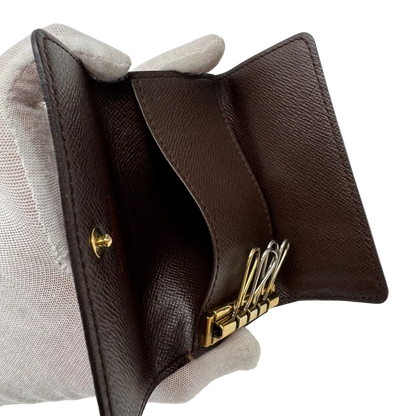 https://cdn.shopify.com/s/files/1/0564/9376/8855/files/Louis_Vuitton_Schlusseletui_Multicles_Damier_Ebene_braun_12.webp?v=1784270877