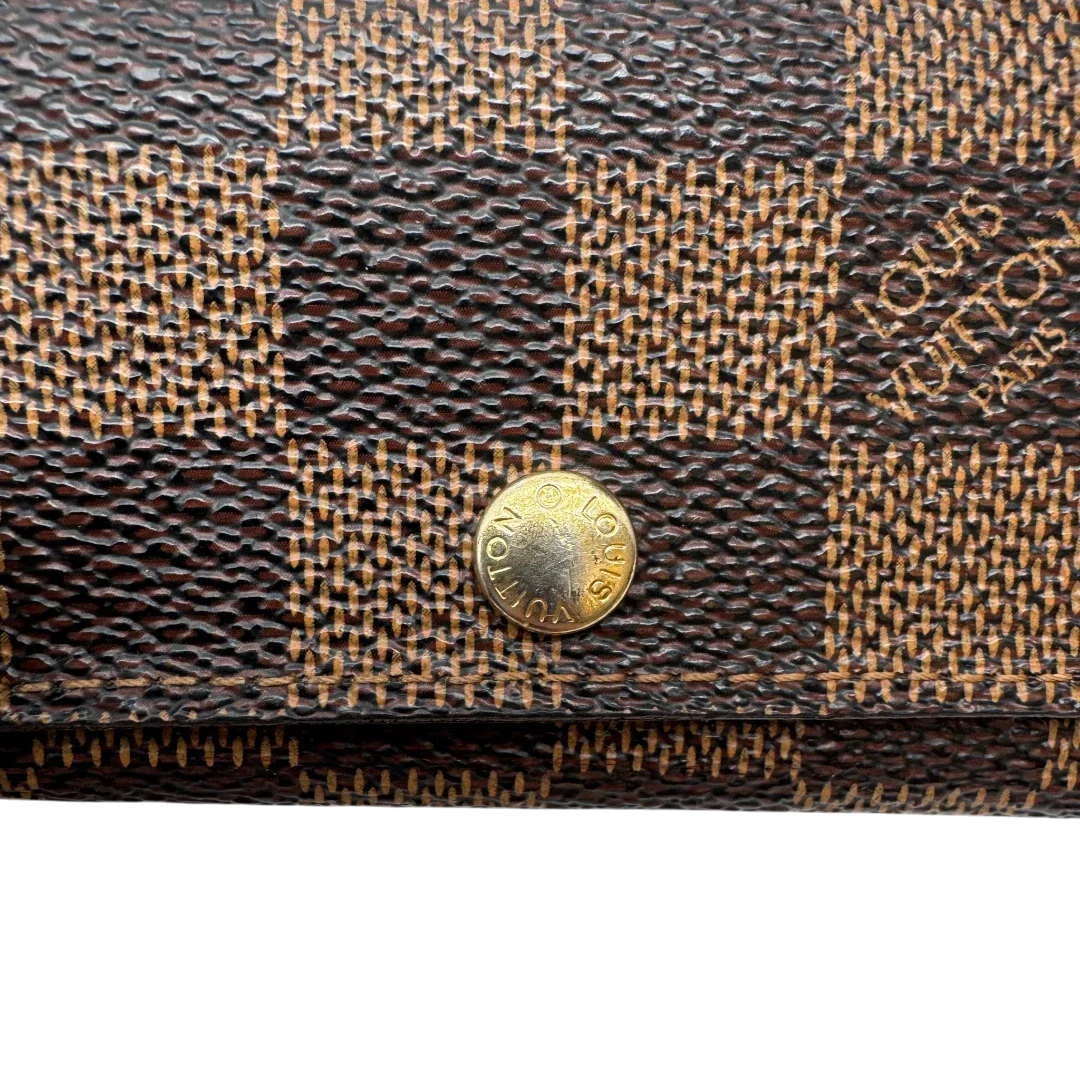https://cdn.shopify.com/s/files/1/0564/9376/8855/files/Louis_Vuitton_Schlusseletui_Multicles_Damier_Ebene_braun_5.webp?v=1784270878