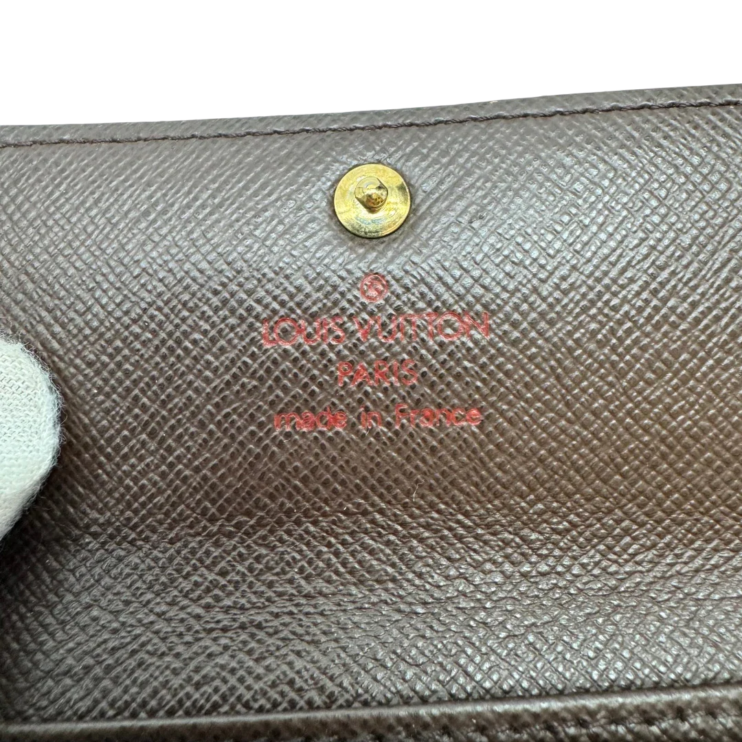 https://cdn.shopify.com/s/files/1/0564/9376/8855/files/Louis_Vuitton_Schlusseletui_Multicles_Damier_Ebene_braun_8.webp?v=1784270878