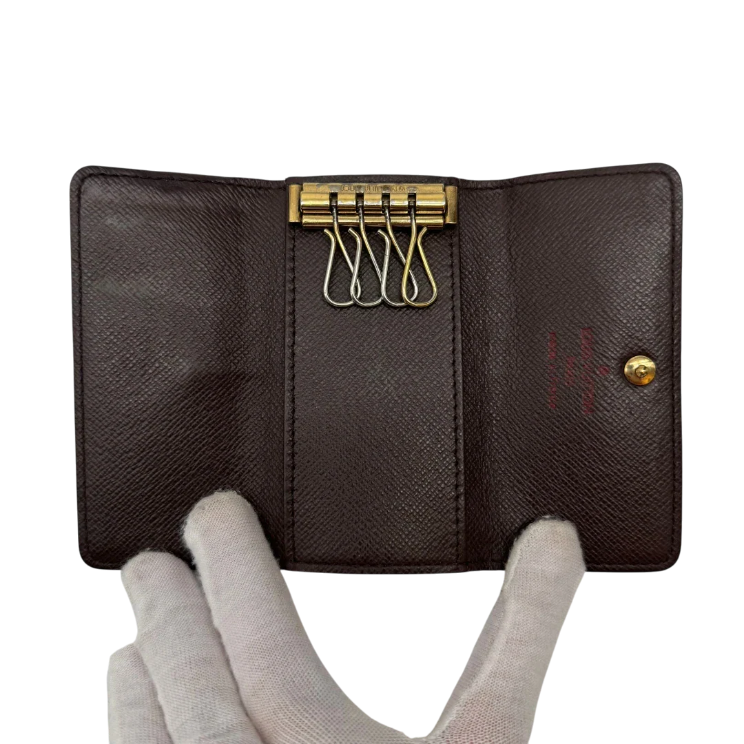 https://cdn.shopify.com/s/files/1/0564/9376/8855/files/Louis_Vuitton_Schlusseletui_Multicles_Damier_Ebene_braun_9.webp?v=1784270877