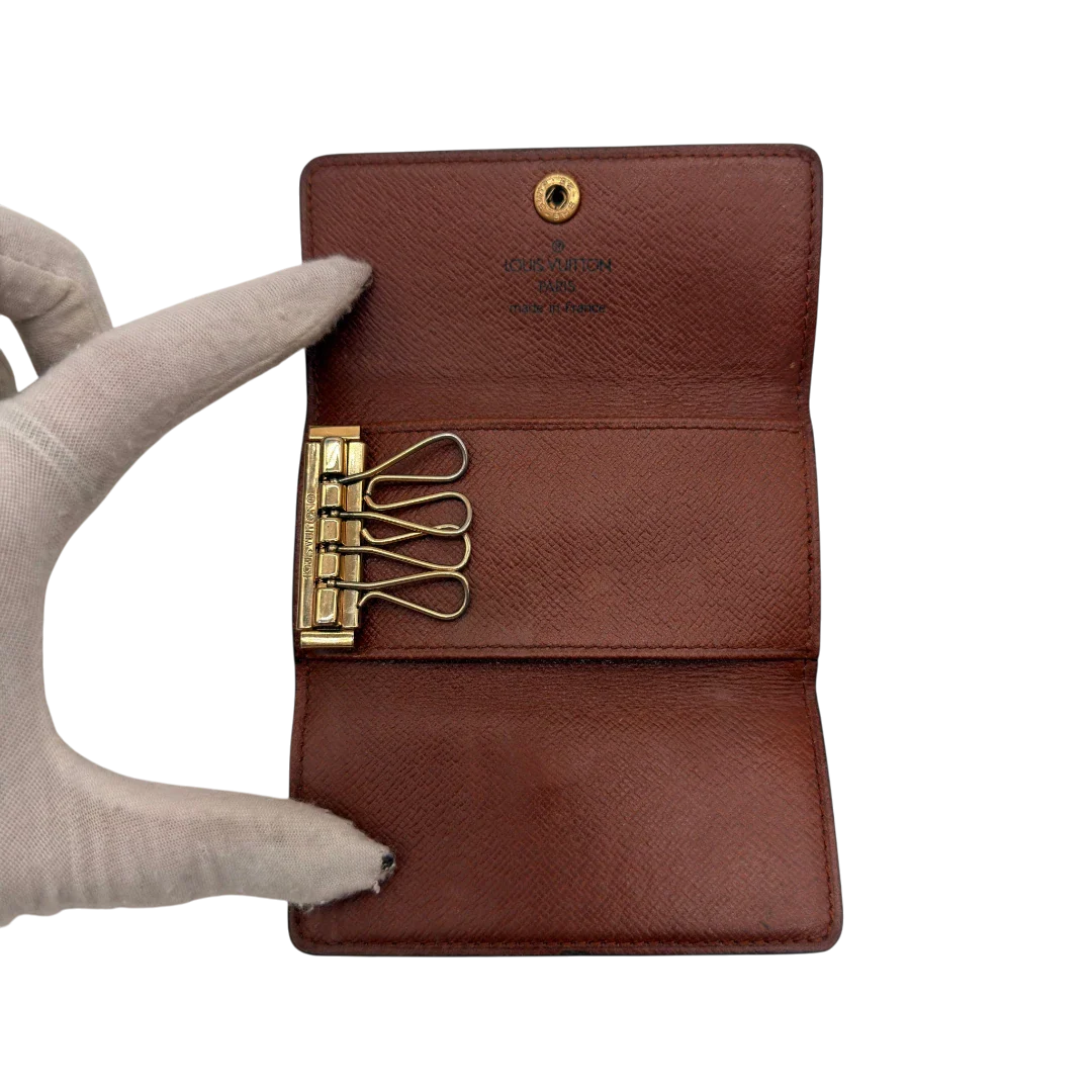 https://cdn.shopify.com/s/files/1/0564/9376/8855/files/Louis_Vuitton_Schlusseletui_Multicles_monogram_braun_10.webp?v=1784243226