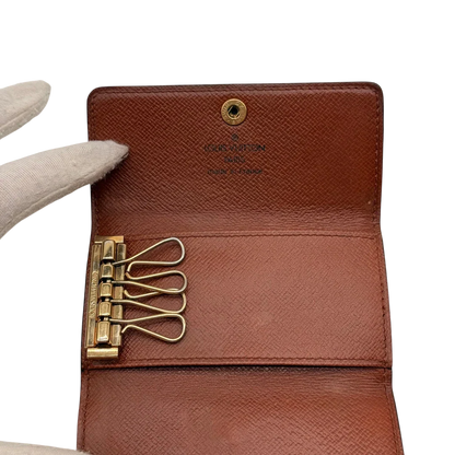 https://cdn.shopify.com/s/files/1/0564/9376/8855/files/Louis_Vuitton_Schlusseletui_Multicles_monogram_braun_11.webp?v=1784243227