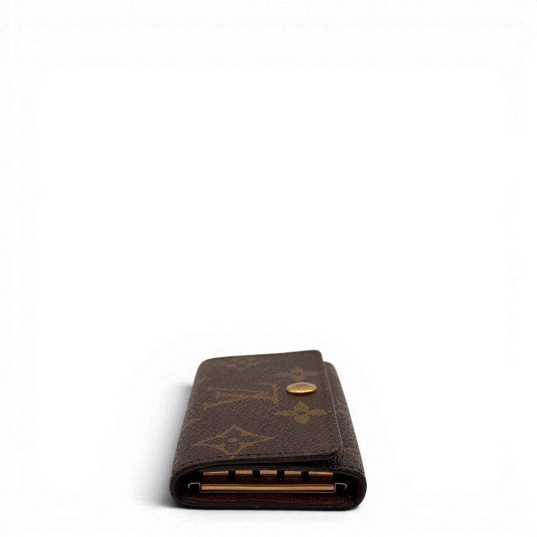 https://cdn.shopify.com/s/files/1/0564/9376/8855/files/Louis_Vuitton_Schlusseletui_Multicles_monogram_braun_3.webp?v=1784243226