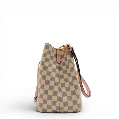 https://cdn.shopify.com/s/files/1/0564/9376/8855/files/Louis_Vuitton_Schultertasche_NeoNoe_MM_Damier_Azur_weiss_vintage_LV5876.webp?v=1778153870