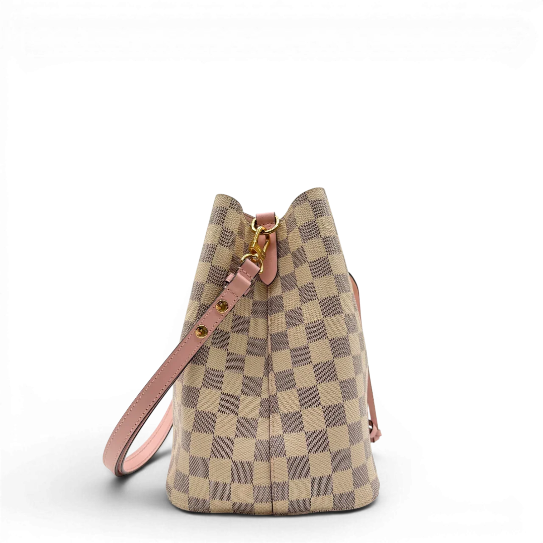 https://cdn.shopify.com/s/files/1/0564/9376/8855/files/Louis_Vuitton_Schultertasche_NeoNoe_MM_Damier_Azur_weiss_vintage_LV5877.webp?v=1778153869
