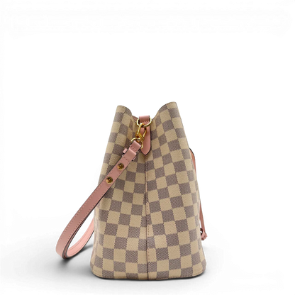 https://cdn.shopify.com/s/files/1/0564/9376/8855/files/Louis_Vuitton_Schultertasche_NeoNoe_MM_Damier_Azur_weiss_vintage_LV5877.webp?v=1778153869