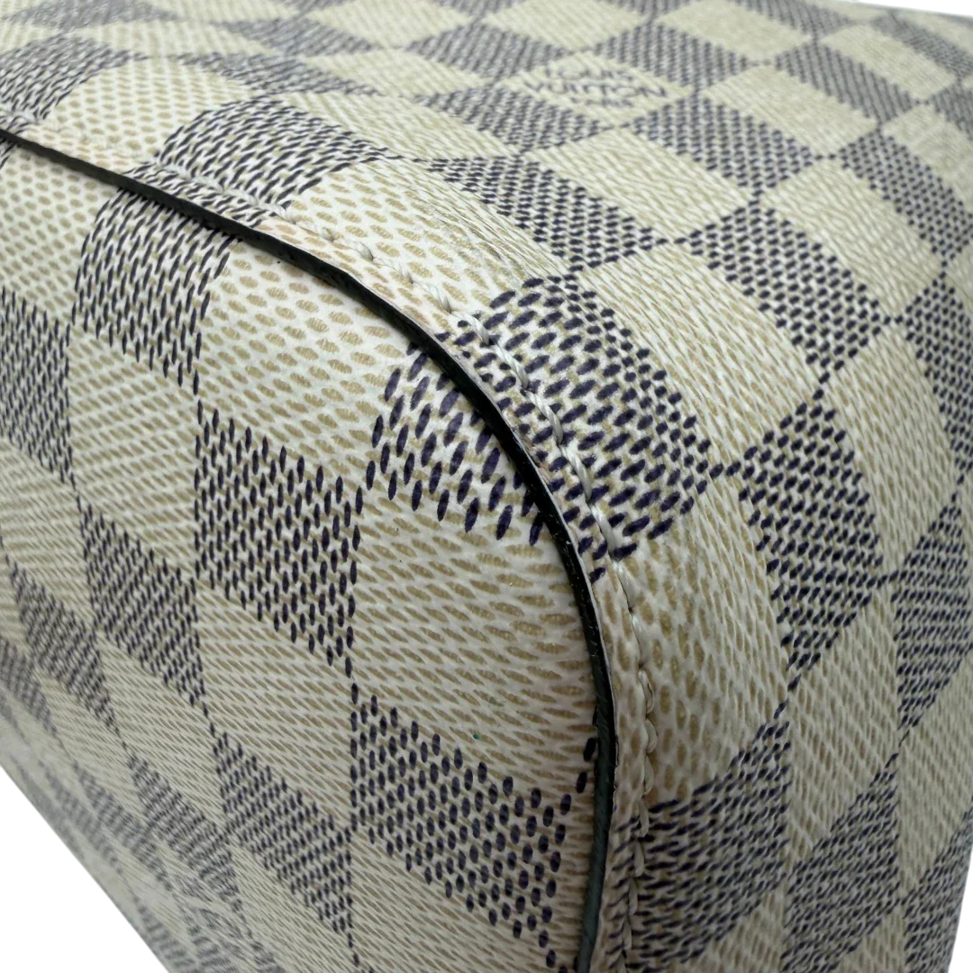https://cdn.shopify.com/s/files/1/0564/9376/8855/files/Louis_Vuitton_Schultertasche_NeoNoe_MM_Damier_Azur_weiss_vintage_LV5879.webp?v=1778153869