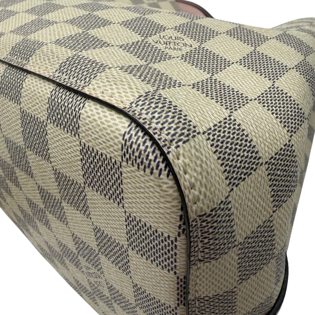 https://cdn.shopify.com/s/files/1/0564/9376/8855/files/Louis_Vuitton_Schultertasche_NeoNoe_MM_Damier_Azur_weiss_vintage_LV5881.webp?v=1778153871