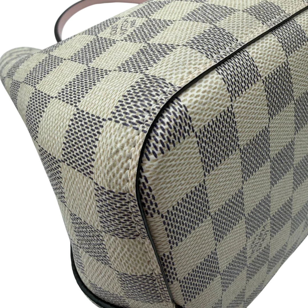 https://cdn.shopify.com/s/files/1/0564/9376/8855/files/Louis_Vuitton_Schultertasche_NeoNoe_MM_Damier_Azur_weiss_vintage_LV5882.webp?v=1778153869