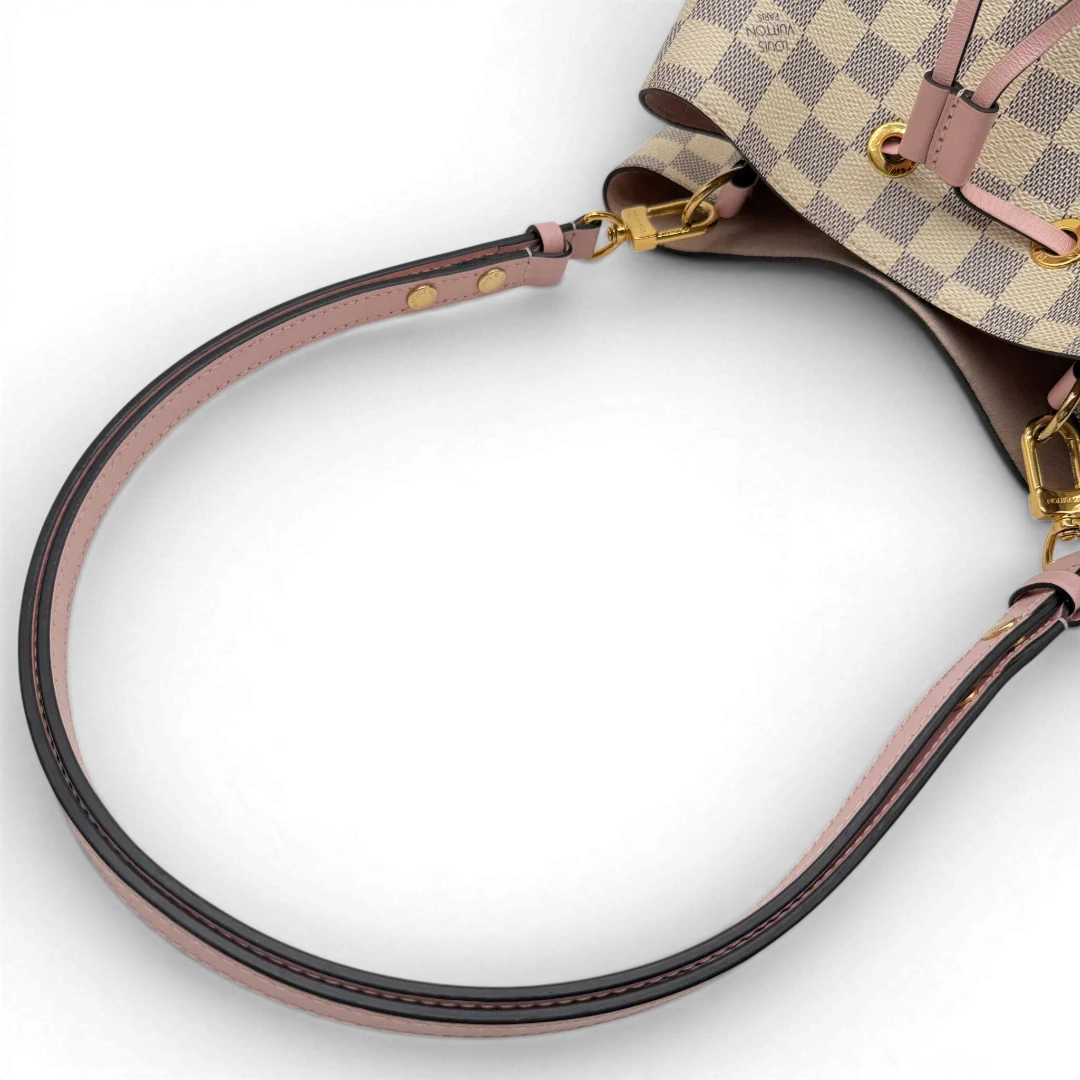 https://cdn.shopify.com/s/files/1/0564/9376/8855/files/Louis_Vuitton_Schultertasche_NeoNoe_MM_Damier_Azur_weiss_vintage_LV5883.webp?v=1778153869