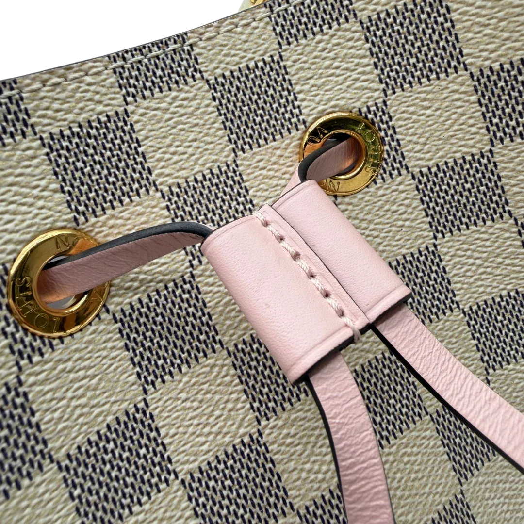 https://cdn.shopify.com/s/files/1/0564/9376/8855/files/Louis_Vuitton_Schultertasche_NeoNoe_MM_Damier_Azur_weiss_vintage_LV5884.webp?v=1778153869