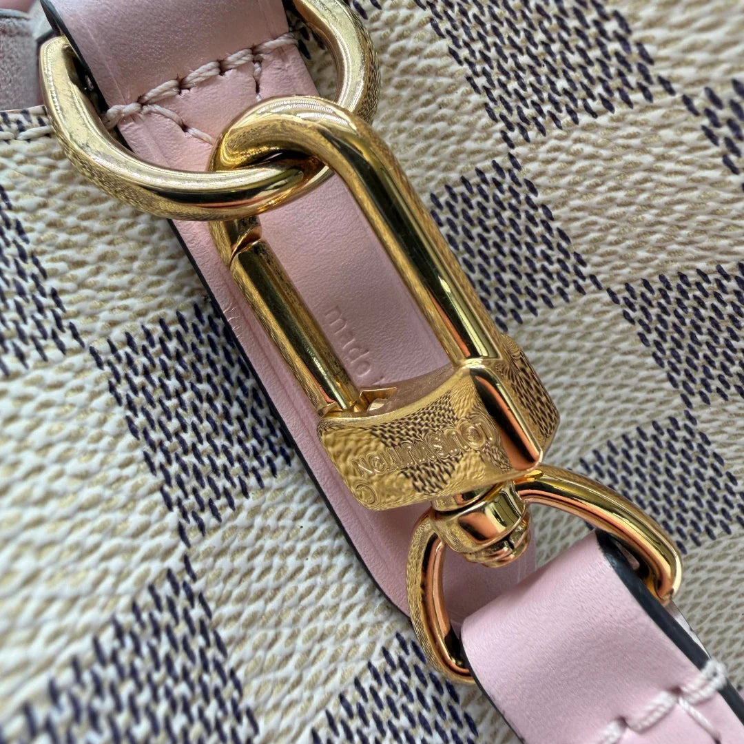 https://cdn.shopify.com/s/files/1/0564/9376/8855/files/Louis_Vuitton_Schultertasche_NeoNoe_MM_Damier_Azur_weiss_vintage_LV5885.webp?v=1778153869